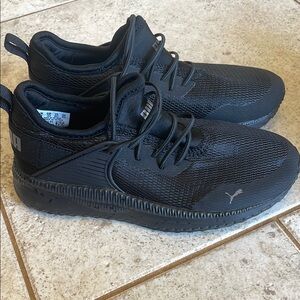 Puma boys Black Athletic Shoes - gently used